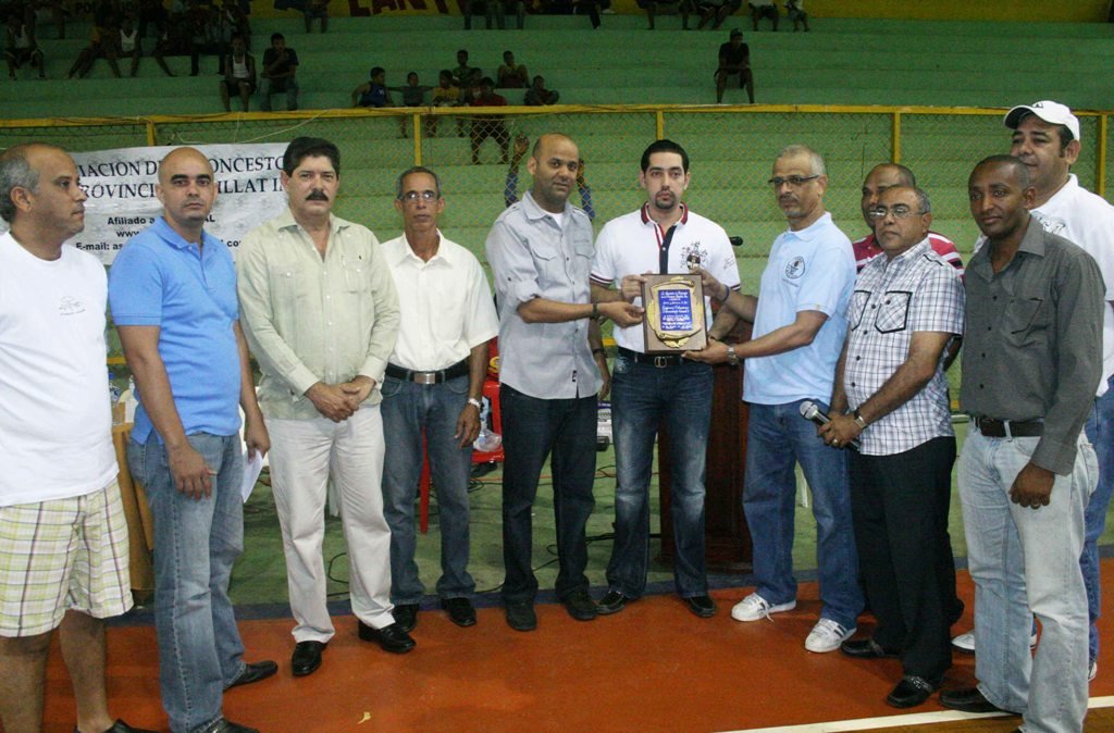 El gerente de Tele viaducto Canal 3 el Lic. Francis Díaz, recibe de los directivos de ASOBAE y el Gobernador Provincial (el Lic. José Guillermo López), la placa de reconocimiento.  